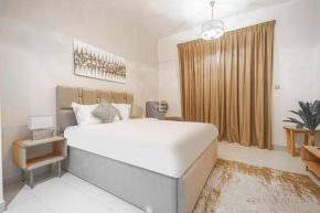Everluxe Azizi Montrell Lovely Studio